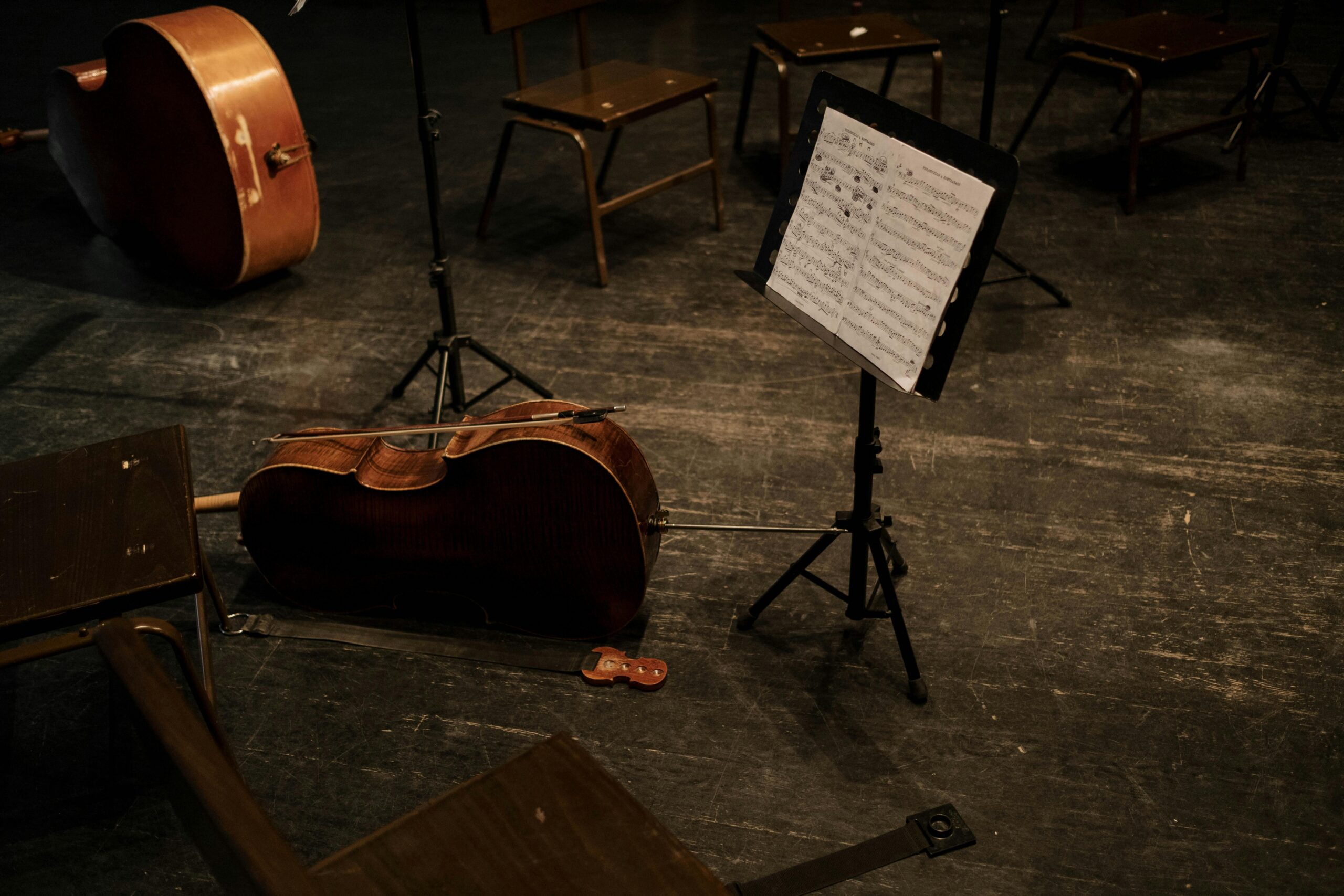 Foto von cottonbro studio: https://www.pexels.com/de-de/foto/musikinstrument-stillleben-klassische-musik-cello-7095812/